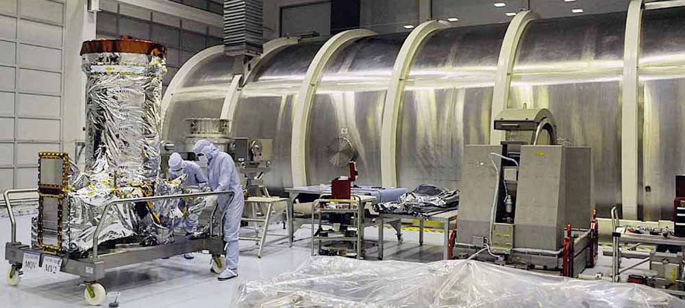 Photographie d’ingénieurs en salle blanche manipulant des équipements technologiques avancés, illustration visuelle d’innovation, recherche et industrie, Thales Alenia Space.