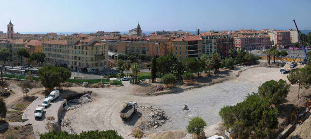 Chantier urbain en cours dans le centre-ville de Nice, avec vue sur les toits et la mer en arrière-plan